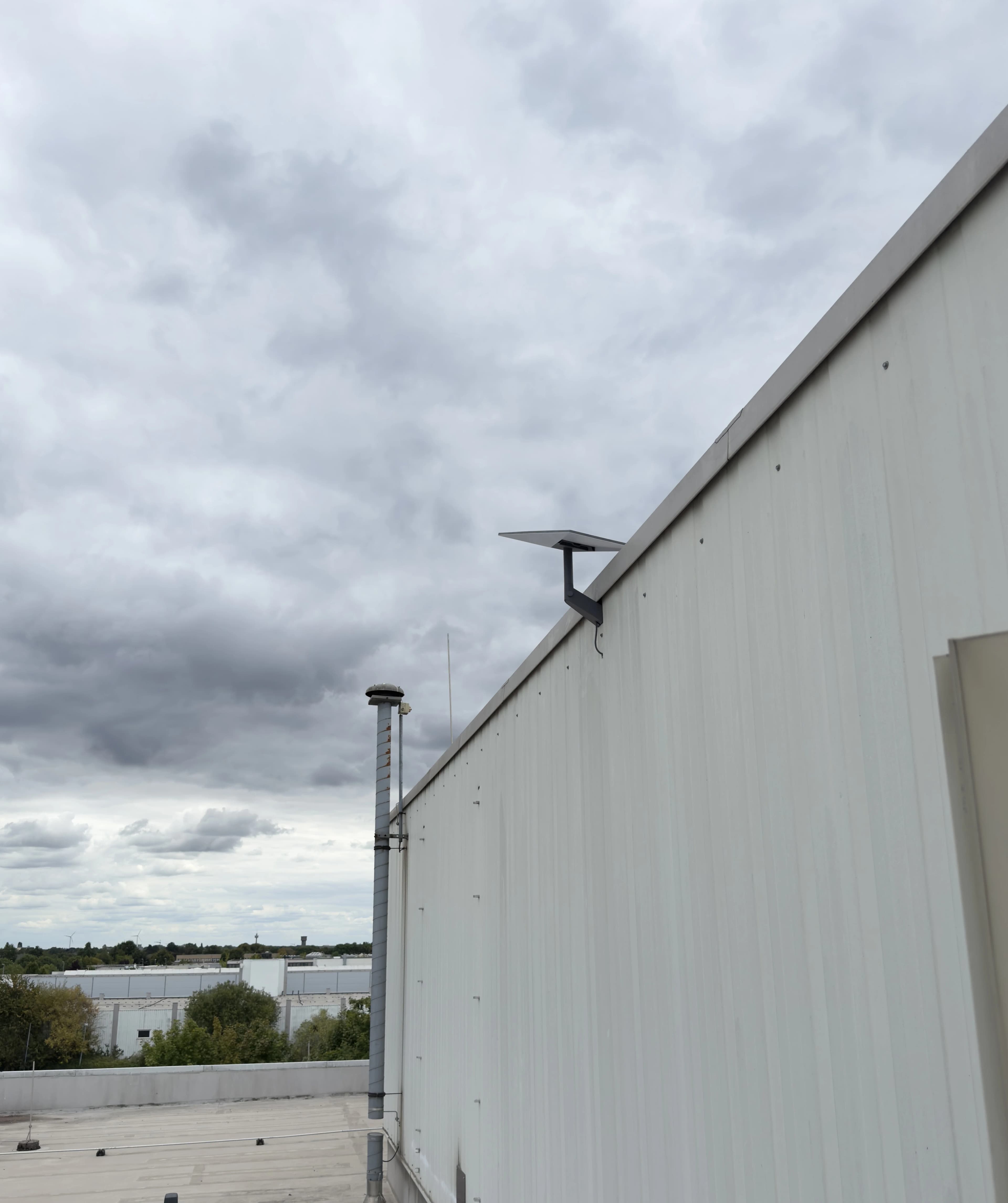 Von th-operations installierte Starlink-Antenne in Wandmontage an einer Industriehalle im Ruhrgebiet, NRW